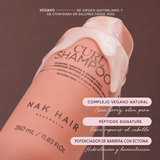 Signature Curl Shampoo modelo con rizos hidratados