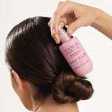 Signature Nourish Hair Oil texturas y acabado en cabello