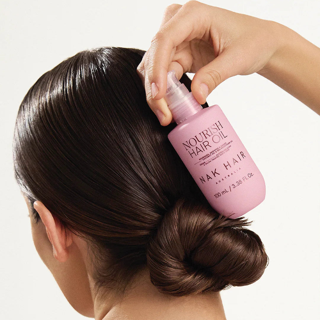 Signature Nourish Hair Oil texturas y acabado en cabello