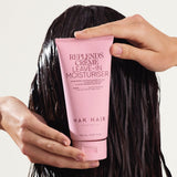 Pack Anti-frizz NAK Hair en uso